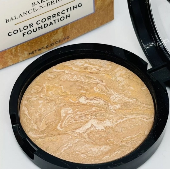 Laura Geller - Light - Baked Balance-N-
Brighten Color Correcting Foundation NIB - Picture 2 of 6